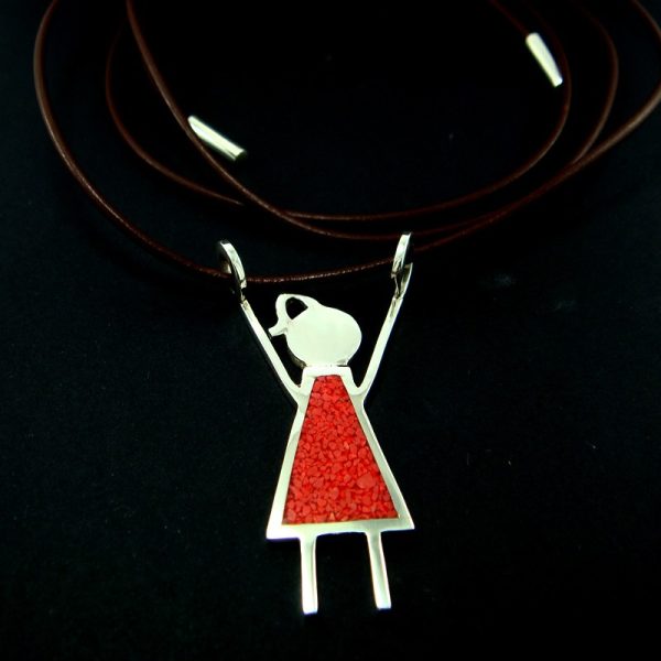 Pingente Menina com Inlay de Coral