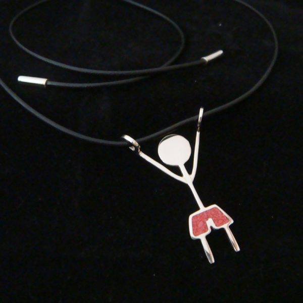 Pingente Menino com Inlay de Coral